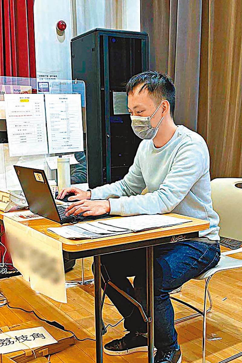 ◆在熱線中心工作的票務辦事處的勞駿諾。