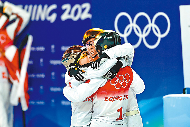 ◆徐夢桃（左）、賈宗洋（中）和齊廣璞在賽後擁抱。 新華社 