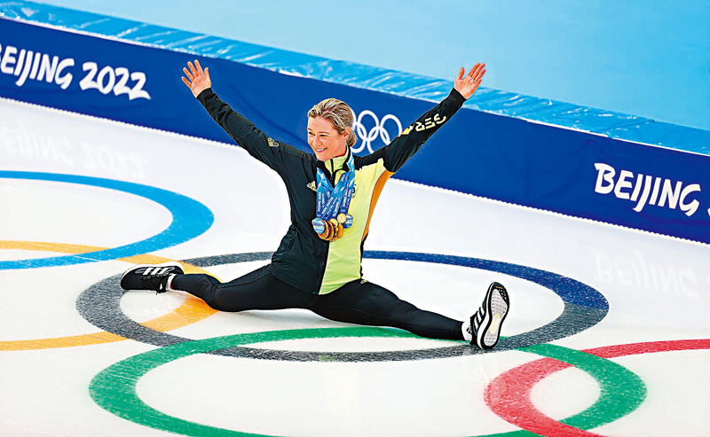 ◆克勞迪婭做出一字馬拍照。 新華社