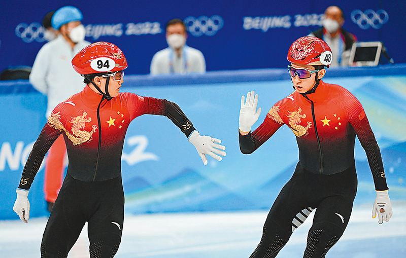 ◆武大靖（右）和李文龍擊掌。 新華社