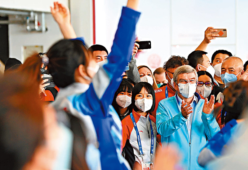 ◆國際奧委會主席巴赫與北京冬奧會志願者互動交流。      新華社