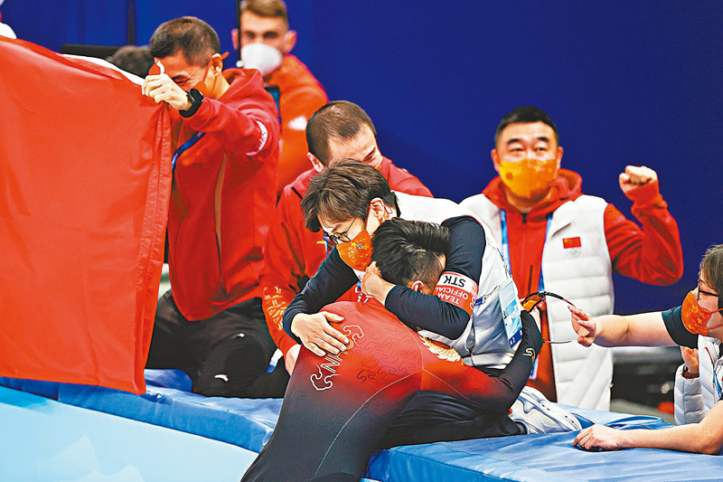 ◆任子威和金善台主教練擁抱。 網上圖片