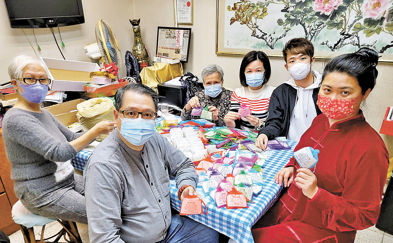 ◆林久鈺及義工們手工包裝漢方驅瘟香囊。