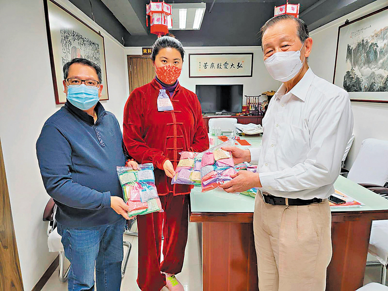 ◆林久鈺及羅偉強送出500包「漢方驅瘟香囊」給泰山公德會，由陳英傑會長接收。