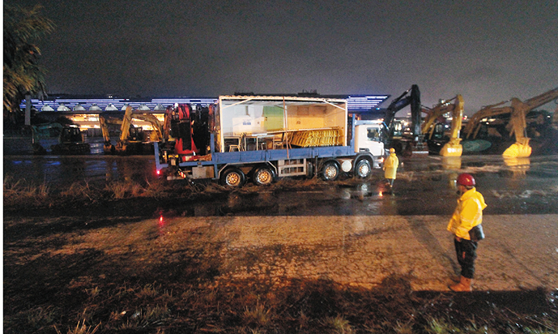 ◆在啟德郵輪碼頭旁的地盤，昨日深夜仍有貨車運來疑似辦公室貨櫃為正式動工作準備。香港文匯報記者  攝