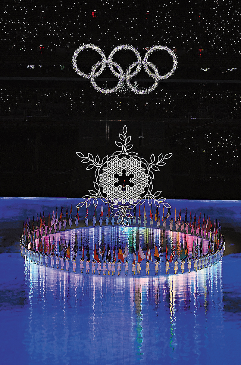 ◆ 在純潔空靈的《雪花》歌聲中，主火炬「大雪花」緩緩落下，奧運之火漸漸熄滅。  新華社