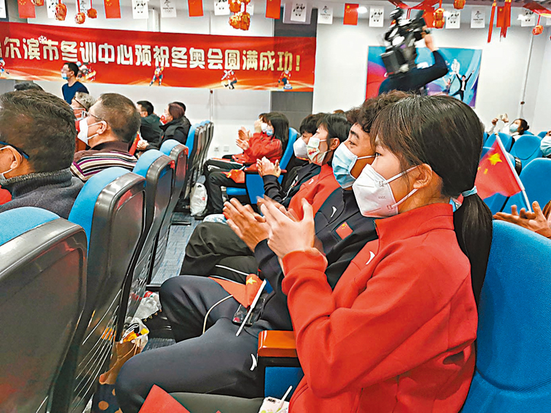 ◆昔日隊友、教練齊聚，觀看隋文靜、韓聰的精彩比賽。 香港文匯報記者王欣欣 攝