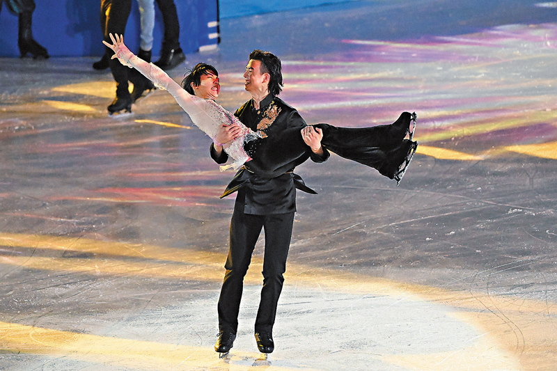 ◆因為5年前比賽晚宴上的一張合照，柳鑫宇(右)和羽生結弦昨天表演賽後將當時的「公主抱」帶上了冰場上。 新華社