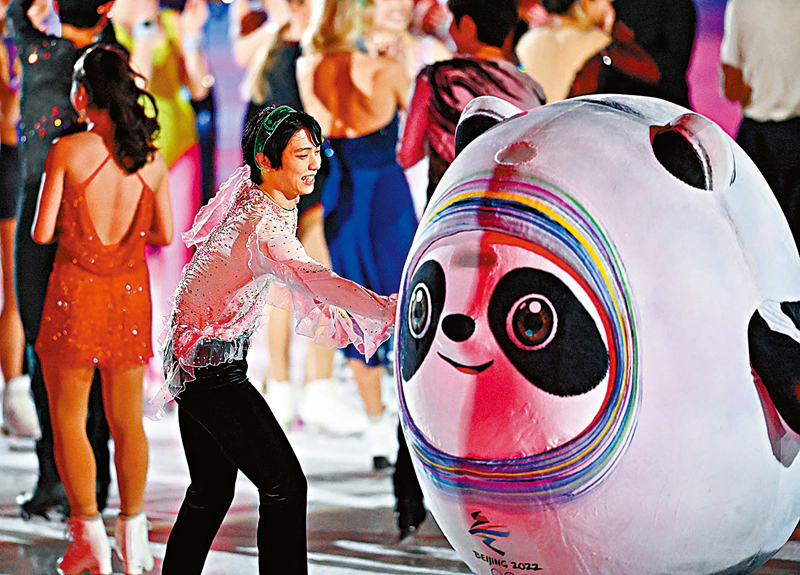 ◆羽生與「冰墩墩」有趣互動。  新華社