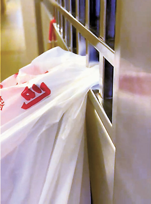 ◆對於獨居或無人照顧的確診患者，診所或社區幹事會把處方好的藥材送至門口。