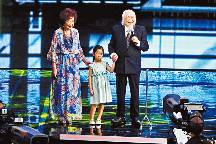◆ 楚原偕太太南紅、孫女現身第37屆香港電影金像獎。