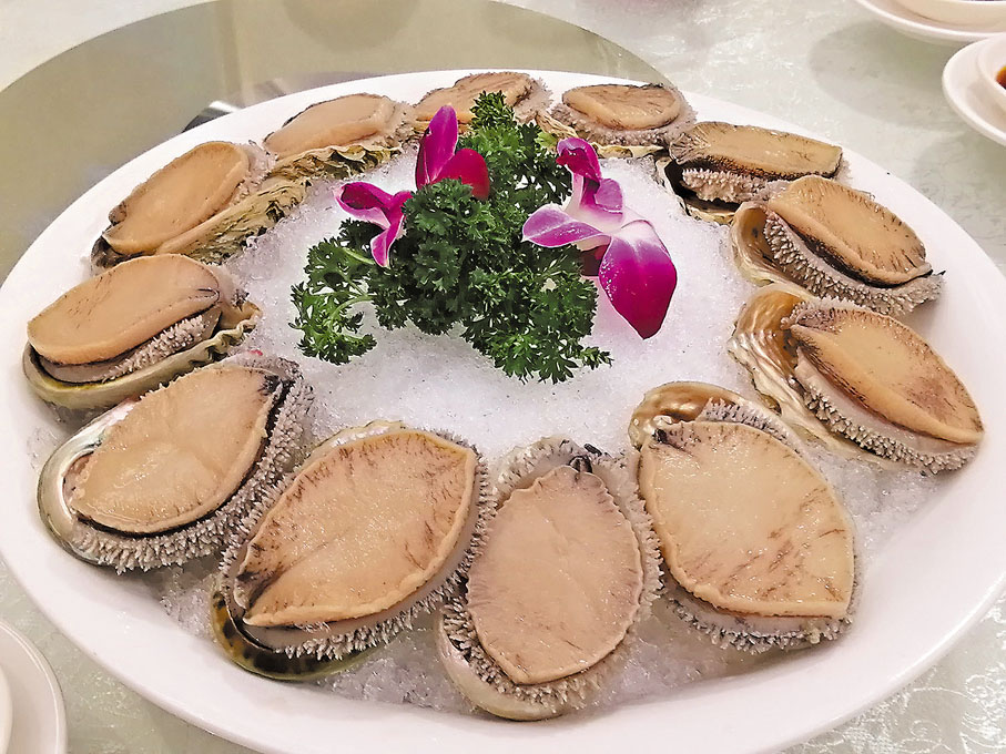 ◆冰鎮六頭南非鮑魚很大隻，有藥材的清新味﹗