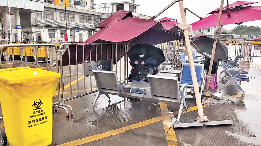 ◆許多跨境供港菜司機不畏新冠病毒和寒潮、堅守一線。圖為文錦渡口岸附近，香港供港菜跨境司機接駁點。香港文匯報深圳傳真