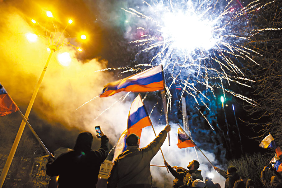 ◆ 烏東居民揮舞俄羅斯國旗。美聯社