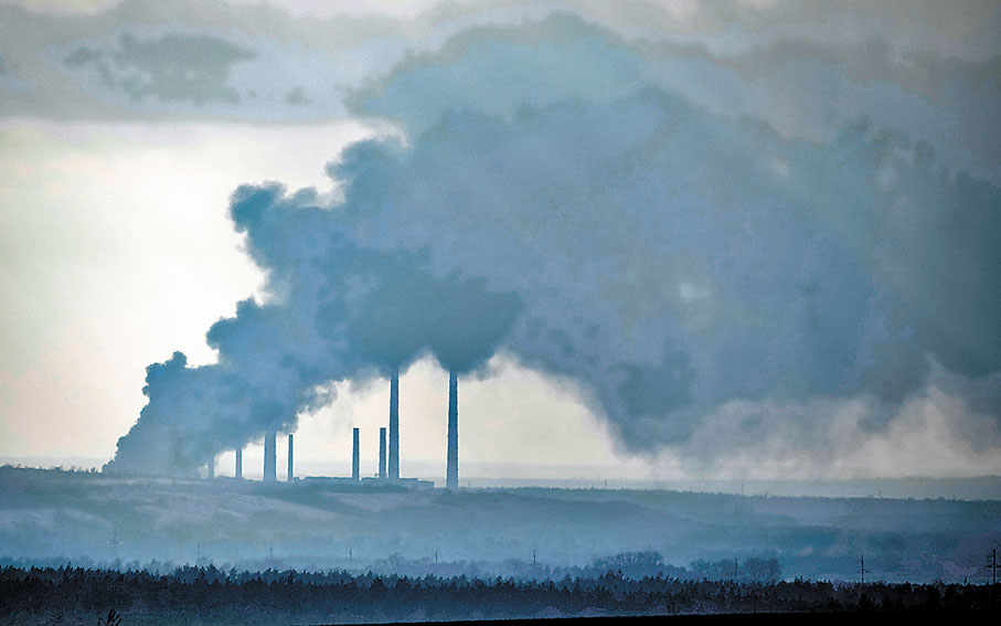 ◆ 烏東地區一間工廠冒出濃煙。 美聯社