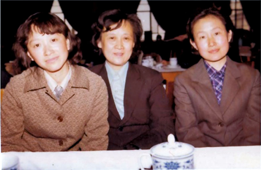 ◆上世紀八十年代崛起的三個「女性主義作家」，（左起）張抗抗、諶容、張潔。1981年攝於北京政協廳。作者供圖