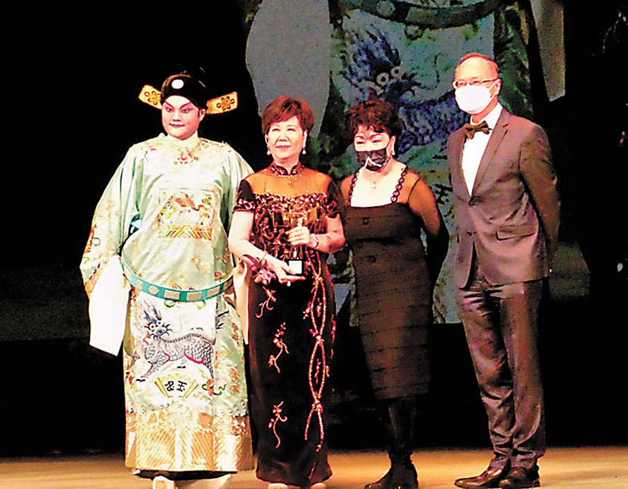 ◆杜詠心出席第二屆香港粵劇金紫荊頒獎活動，並獲「優秀新編劇演出獎」，梁寶華教授頒獎、杜詠心與杜韋秀明南鳳領獎。