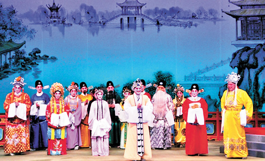 ◆一眾青年演員演出後謝幕。