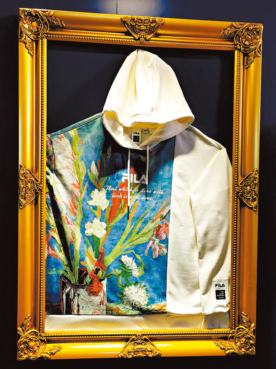 ◆採用《Vase with Gladioli and Chinese Asters》元素的單品，以互補色設計突顯畫作的強烈色彩對比。