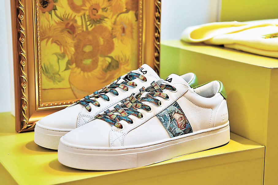 ◆冷暖色混和的《Red Cabbages and Onions》滲透在鞋履。