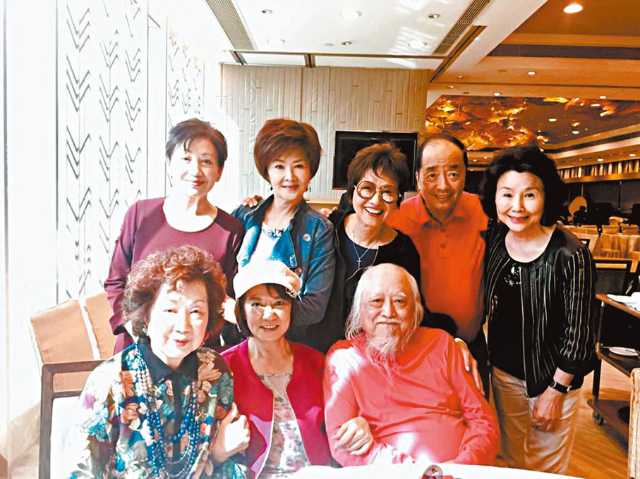 ◆後排左起：鮑姐、苗金鳳、江雪、楊先生（江雪夫婿）、陳瑛。前排中：苗可秀與楚原夫婦聚會。（圖片由林爽兒提供）