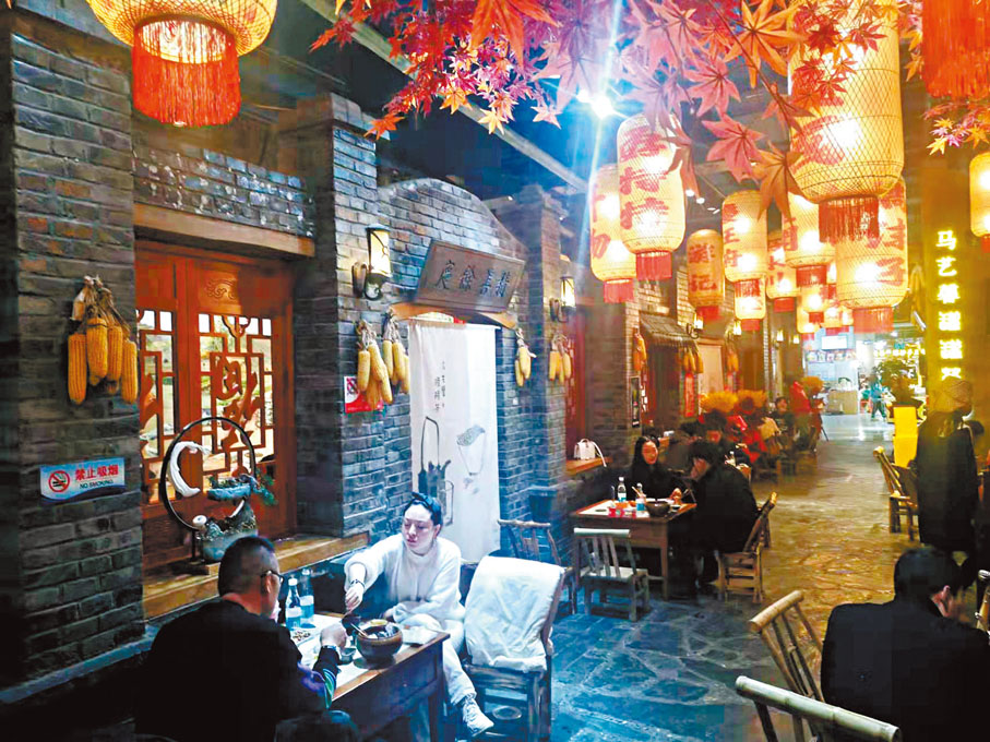 ◆罐罐茶店內喝茶人絡繹不絕。