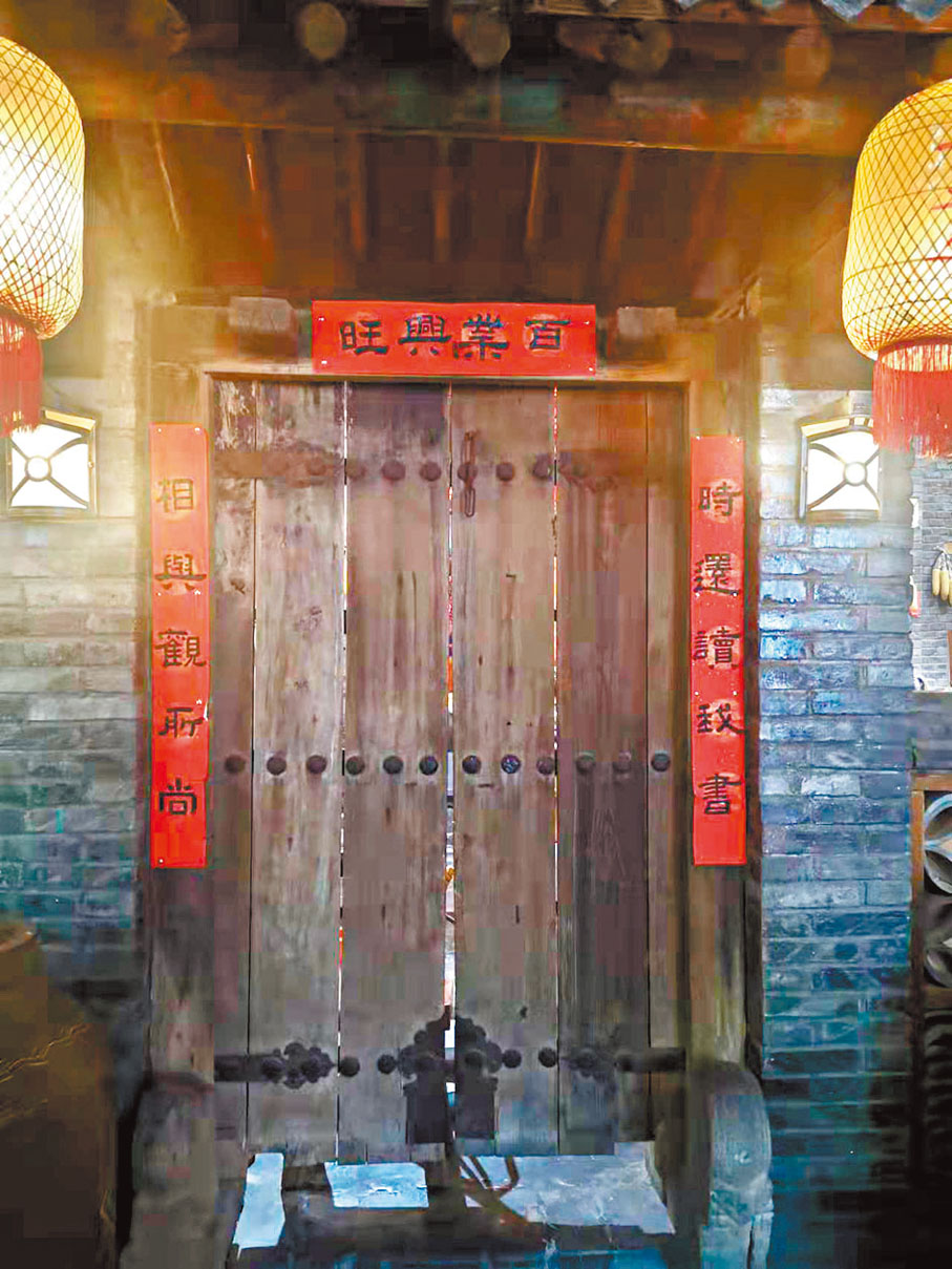 ◆罐罐茶店裝飾的西北地區古樸的家門