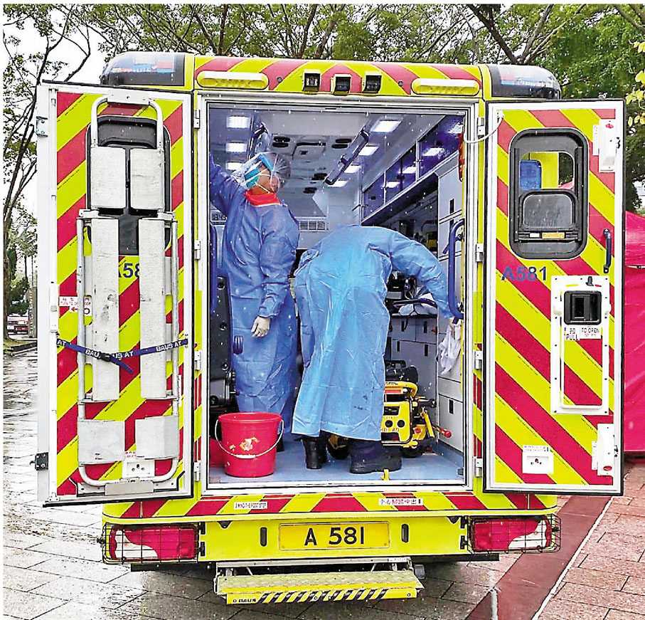 ◆消防及救護學員為出勤的救護車清潔消毒，分擔前線人員的工作。 消防處FB圖片