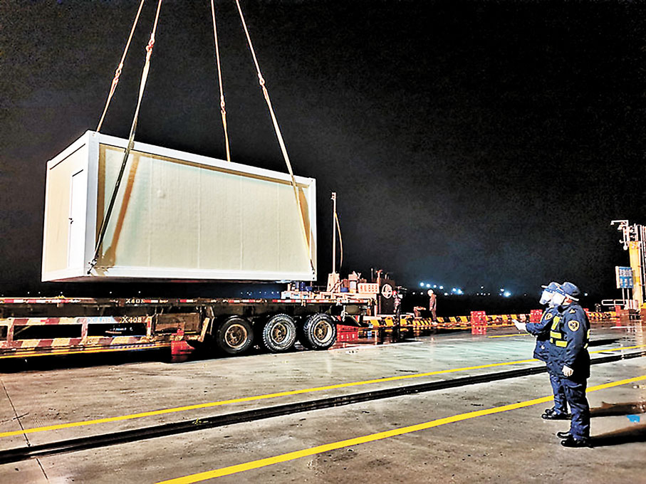 ◆「活動房屋」經廣東中山市黃圃港碼頭運往香港。 受訪者供圖