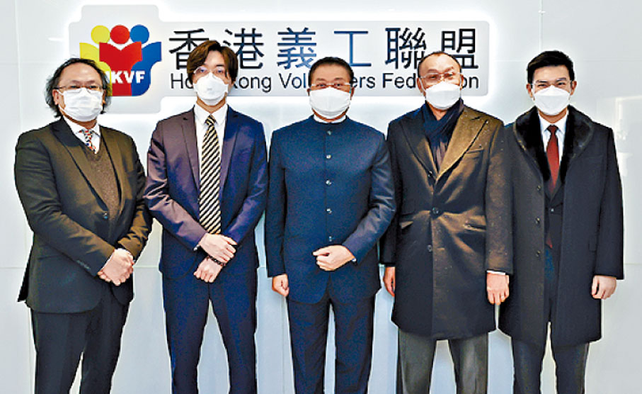 ◆ 昆侖山礦泉水有限公司辦公室主任梁錦輝（左一）、副總裁陳文鉅（左二）、副總裁譚鎮國（右一）聯同全港社區抗疫連線總召集人陳振彬（中）及香港義工聯盟常務副主席鄧清河（右二）一同為抗疫出一份力。