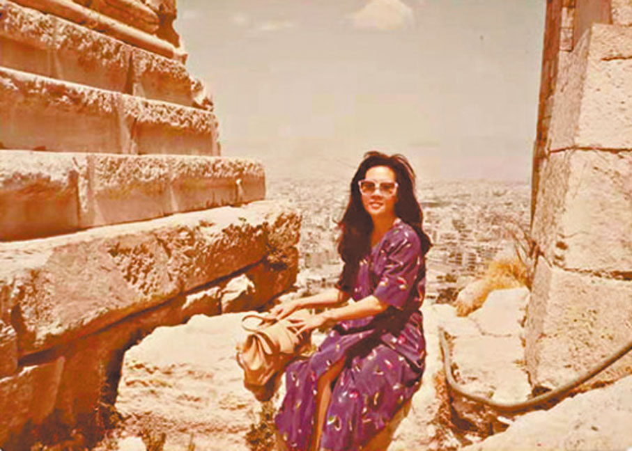 ◆1980年夏，艷陽下，張香華獨遊希臘神殿。