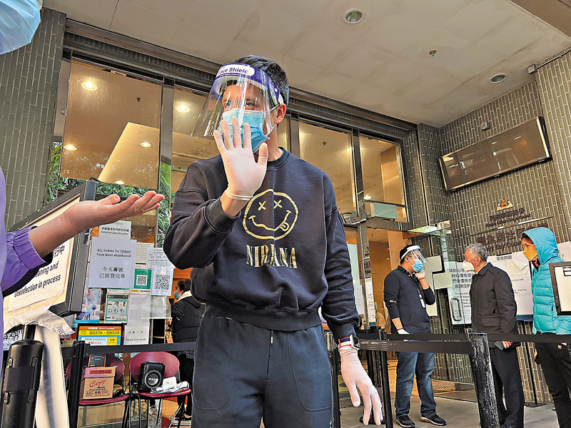 ◆鰂魚涌社區會堂檢測中心昨日派發500個即日籌,開派半小時即派完。 香港文匯報記者 攝
