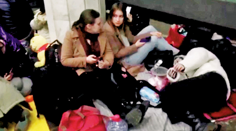 ◆  民眾擠滿哈爾科夫地鐵站通道。 路透社