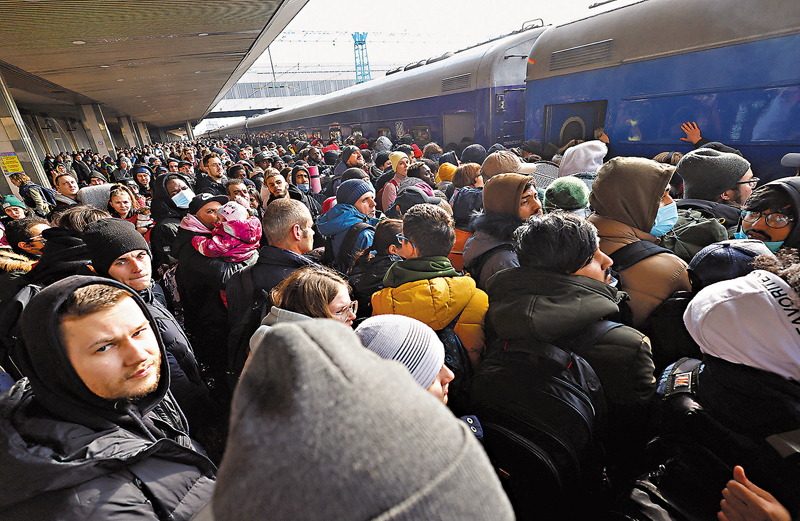 ◆  大批民眾湧到火車站，離開基輔避難。 路透社