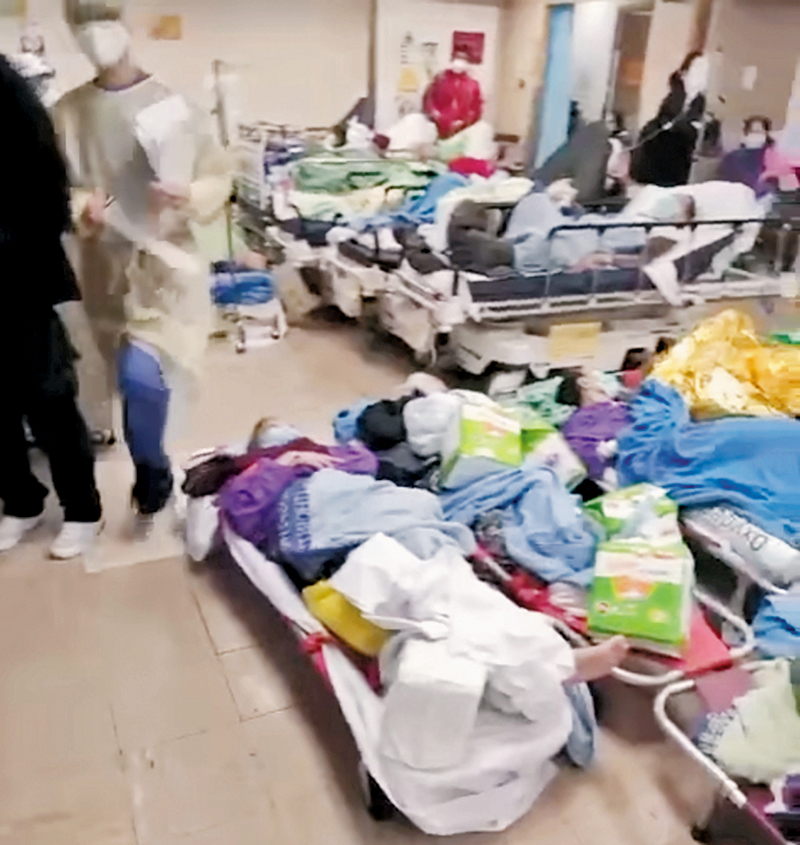 ◆病房的走廊逼滿十數名病人，部分人連床也未能分配到，只能席地睡擔架或帆布床。視頻截圖
