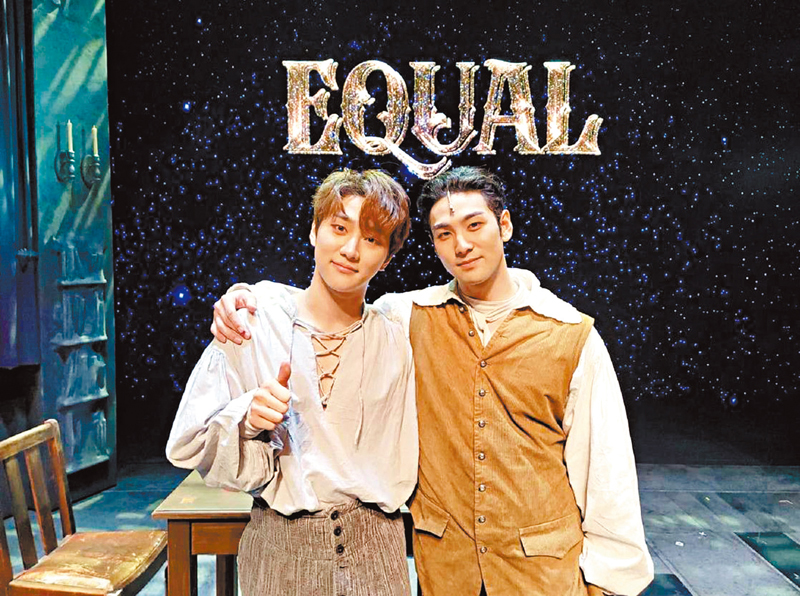 ◆白虎（右）與洪周燦在尾場公演後合照。