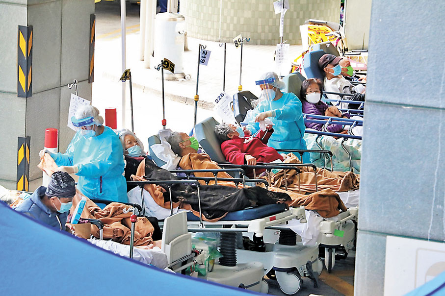 ◆有前線醫護反映未獲發足夠的防護裝備。圖為明愛醫院床位爆滿。香港文匯報記者  攝