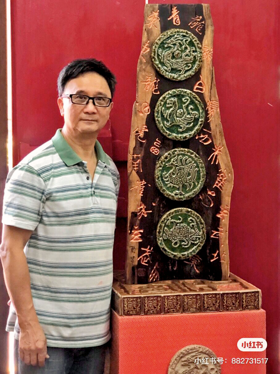 ◆ 木雕刻家酉星製作了《同心抗疫 四方平安 》的陶印作品。