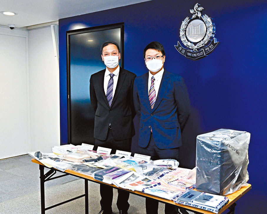 ◆警方交代14歲女生被利誘援交的案情及展示檢獲證物。 警方圖片