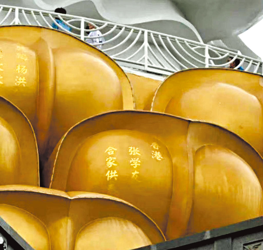 ◆ 張學友在蓮花座上刻名。