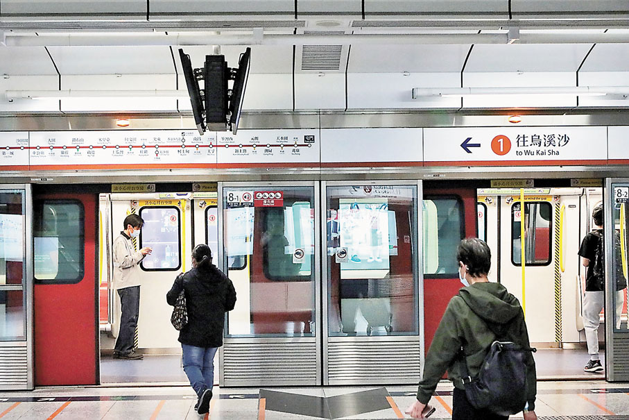 ◆港鐵宣布，因港島線及屯馬線多名車長染疫或隔離未能執勤，早上繁忙時段列車班次需要輕微調整。圖為屯馬線。 中通社