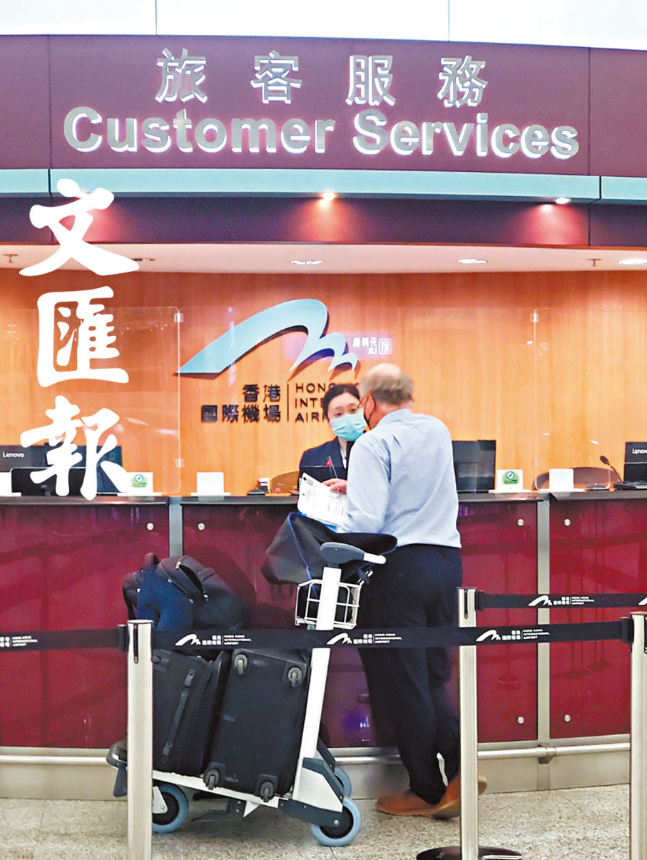 ◆夏博義準備登機手續。香港文匯報記者  攝