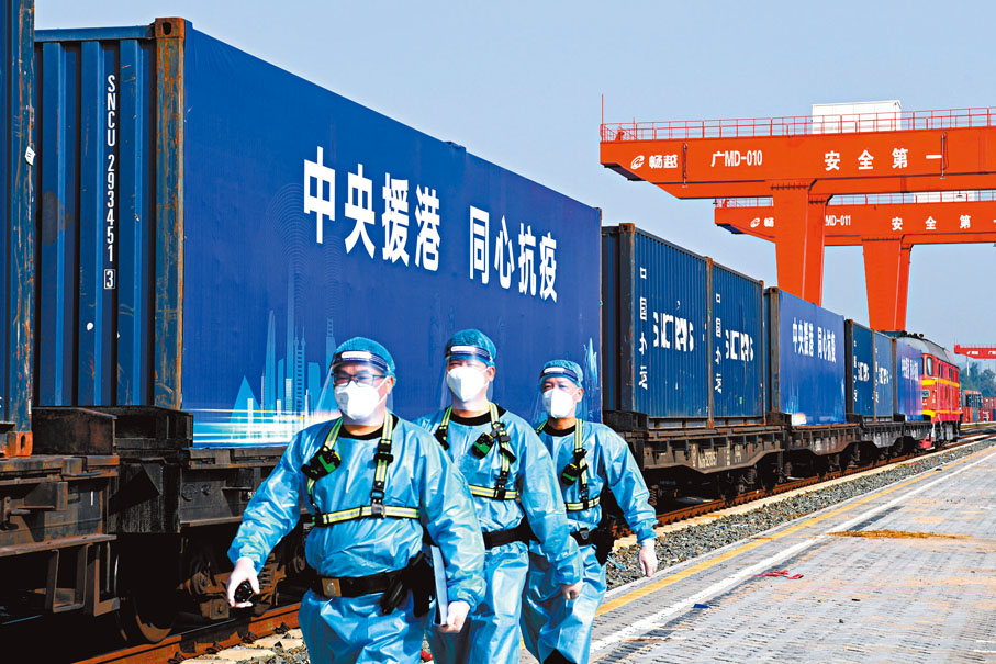 ◆ 鐵路貨場對貨物進行全過程消毒。 新華社