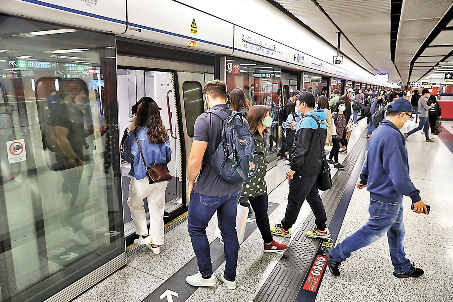 ◆因應疫情嚴峻，港鐵由明天起調整8條鐵路線的班次，候車時間會較現時長約1分鐘至4分鐘。圖為市民乘坐港鐵出行。中通社