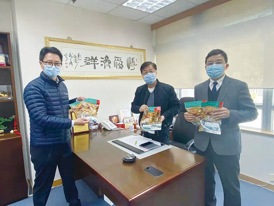 ◆ 博愛醫院董事局主席李柏成（中）、總幹事馬學章（右）及副總幹事吳凱孚（左）感謝中醫團隊趕製防疫健肺湯包，贈與港人齊心抗疫。