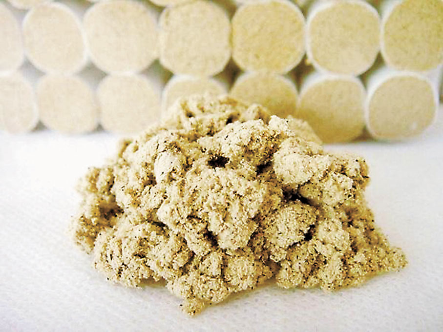 ◆手裏拿一段艾條，不用點燃，放在手心。同時放一點艾絨含在口裏，一般十幾分鐘內