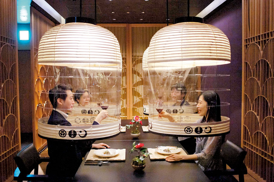 ◆ 研究指出Omicron死亡風險較流感高。圖為東京一家酒店推出的抗疫措施。 法新社