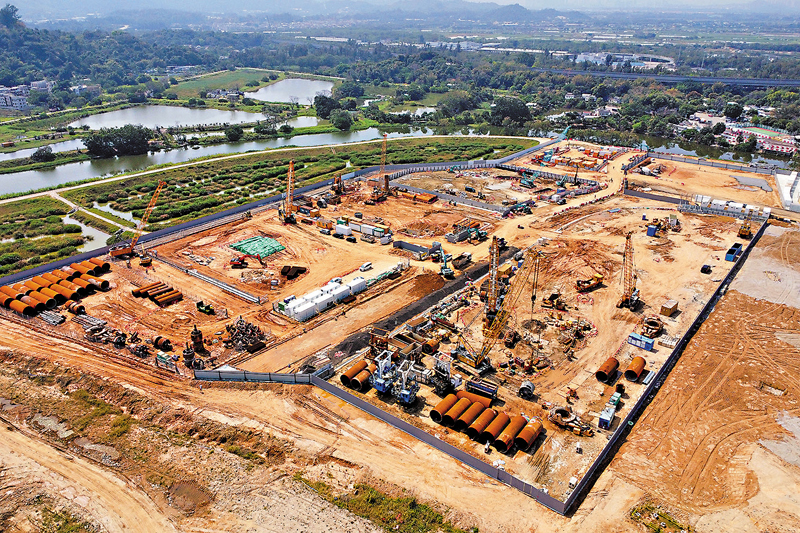 ◆ 落馬洲河套區施工現場多輛工程車輛出入，起重機在忙碌地作業。 中通社