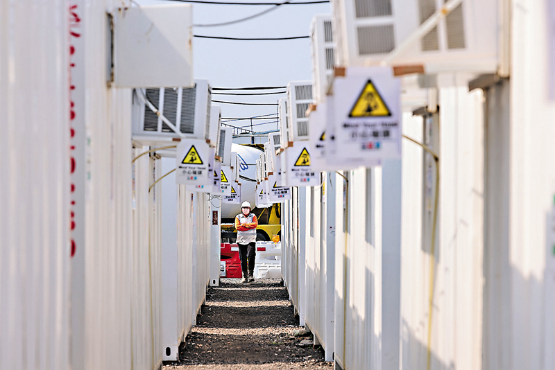 ◆ 位於落馬洲河套區，由中央援建的應急醫院、方艙醫院項目正在趕工。 中通社