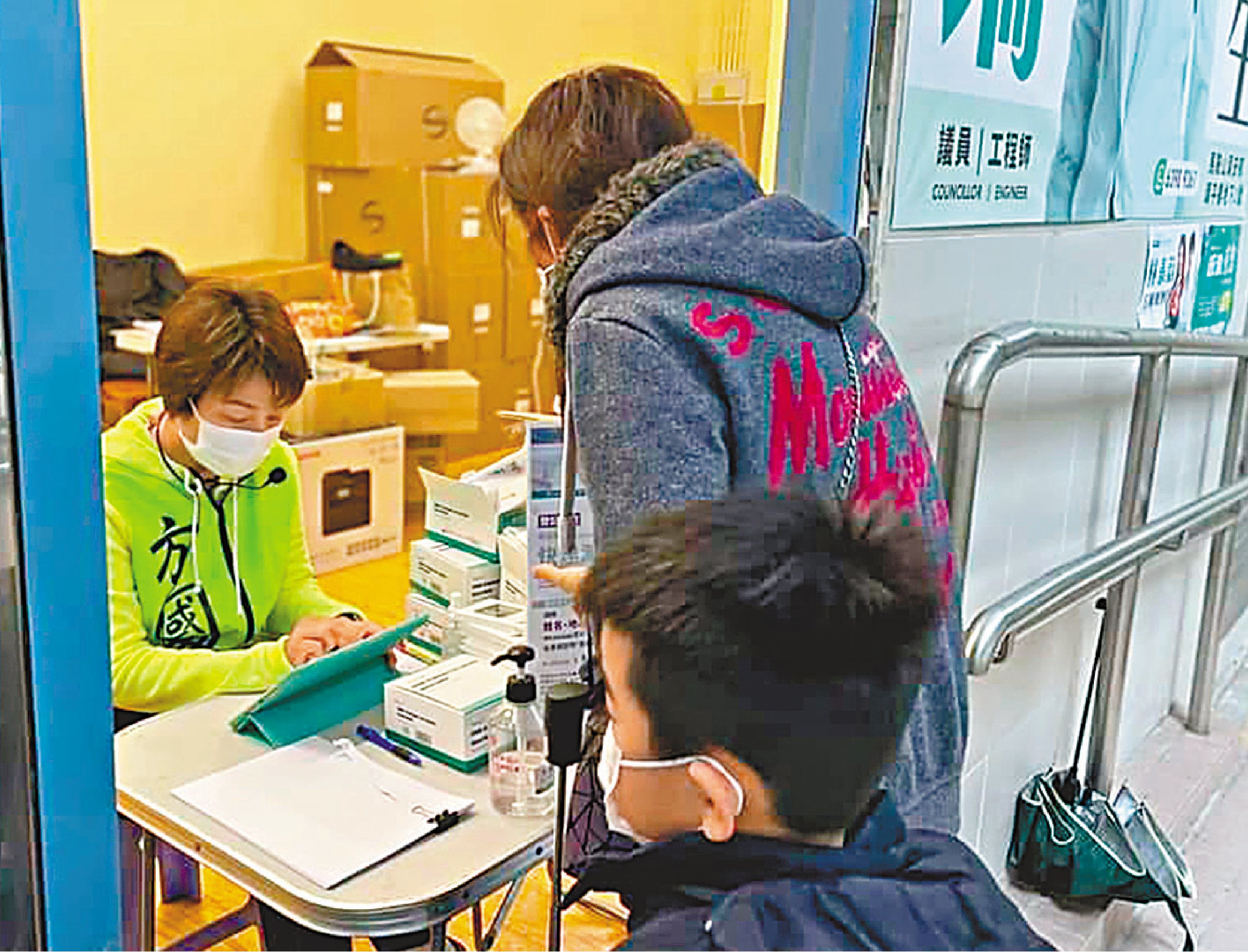 ◆方國珊搜羅不同牌子的檢測包派予市民,卻發現部分檢測包「甩漏」百出。 受訪者供圖